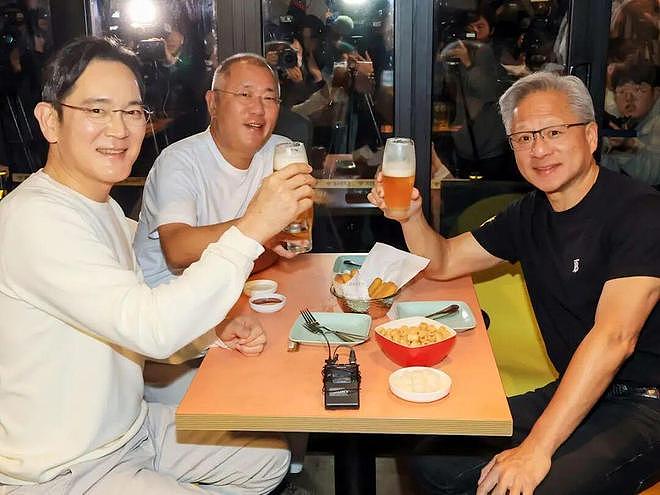 黄仁勋带老婆逛夜市，相恋46年零绯闻！招牌皮衣全是她买的…（组图） - 28