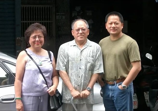 黄仁勋带老婆逛夜市，相恋46年零绯闻！招牌皮衣全是她买的…（组图） - 30