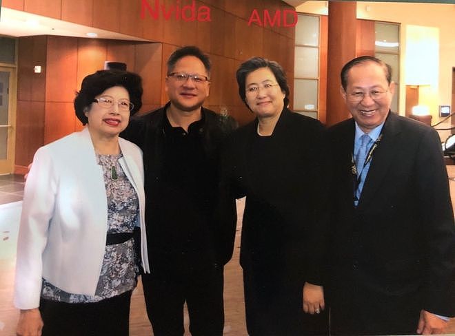 黄仁勋带老婆逛夜市，相恋46年零绯闻！招牌皮衣全是她买的…（组图） - 31
