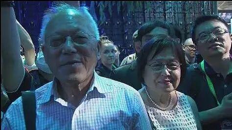 黄仁勋带老婆逛夜市，相恋46年零绯闻！招牌皮衣全是她买的…（组图） - 32