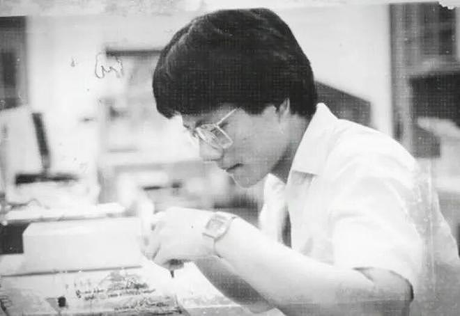黄仁勋带老婆逛夜市，相恋46年零绯闻！招牌皮衣全是她买的…（组图） - 33
