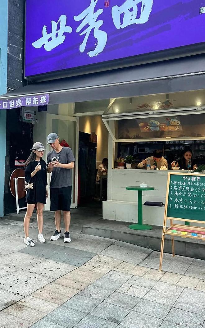 重庆面馆偶遇任重孙骁骁,两口子挤在一起看手机,孙骁骁素颜太嫩(组图) - 1