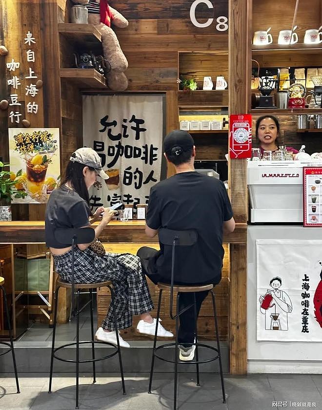 重庆面馆偶遇任重孙骁骁,两口子挤在一起看手机,孙骁骁素颜太嫩(组图) - 4