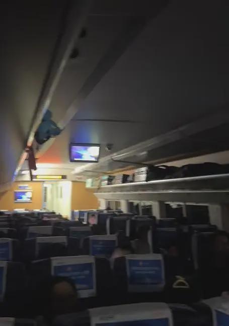 D1804次列车受电弓遭异物击打，被困隧道内超2小时，乘客称全车停电闷热异常，身上像从水里捞出来的，备用列车已到现场并开始转运 - 1