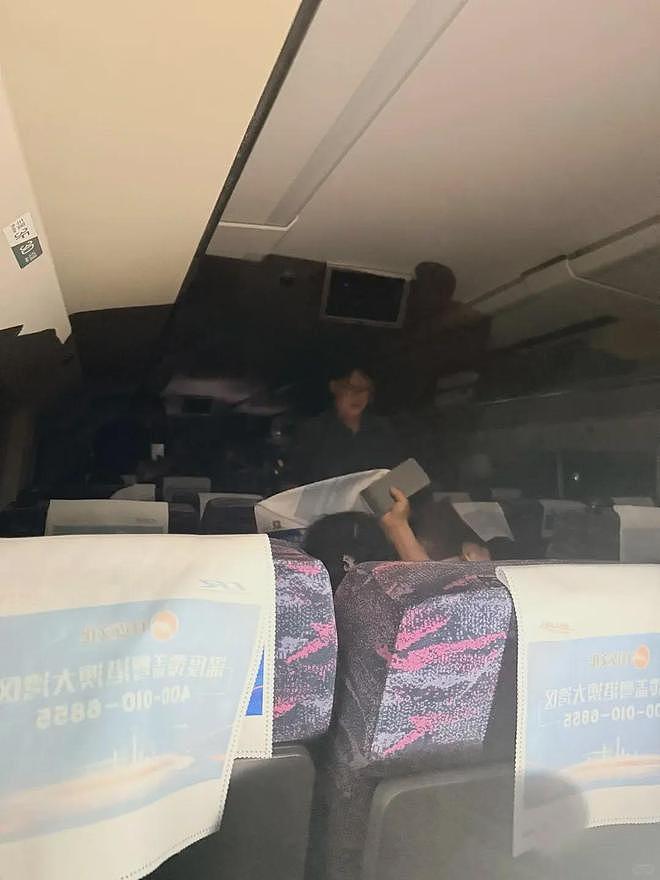 D1804次列车受电弓遭异物击打，被困隧道内超2小时，乘客称全车停电闷热异常，身上像从水里捞出来的，备用列车已到现场并开始转运 - 3