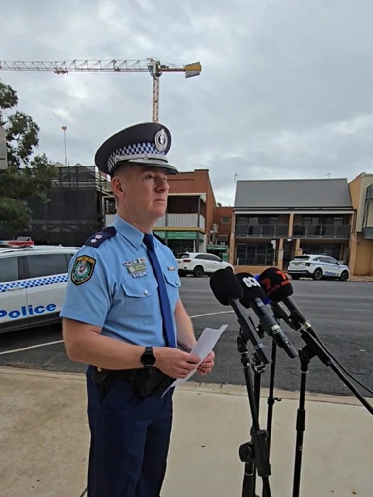 澳男驾驶皮卡直接冲入警局，50名警员正在里面办派对... - 3