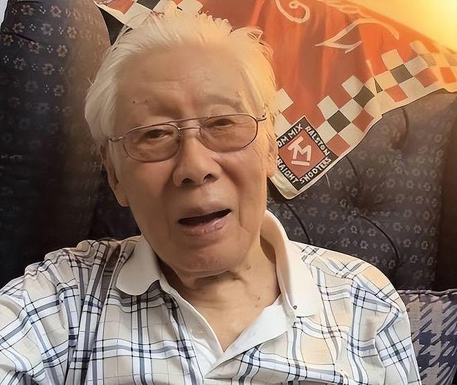 90岁焦晃近况曝光！穿纸尿裤、1天5包烟与小30岁娇妻住老破小 - 5