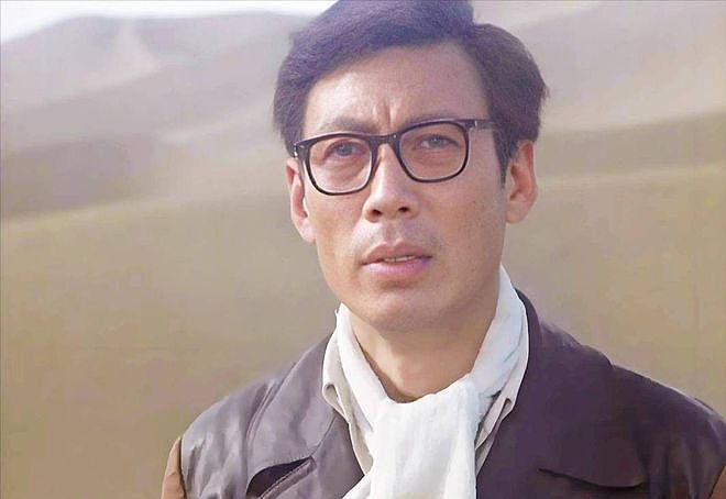 90岁焦晃近况曝光！穿纸尿裤、1天5包烟与小30岁娇妻住老破小 - 9