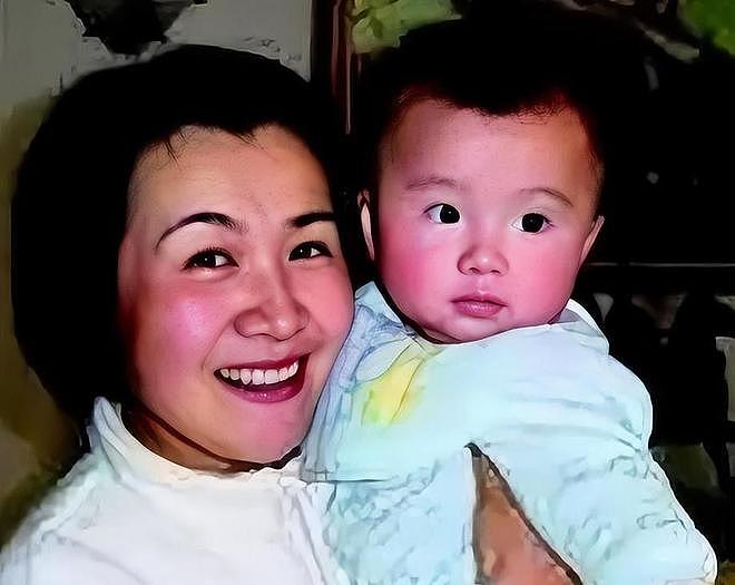 90岁焦晃近况曝光！穿纸尿裤、1天5包烟与小30岁娇妻住老破小 - 18