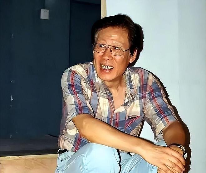 90岁焦晃近况曝光！穿纸尿裤、1天5包烟与小30岁娇妻住老破小 - 23