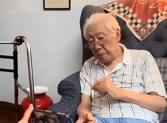 90岁焦晃近况曝光！穿纸尿裤、1天5包烟与小30岁娇妻住老破小 - 24