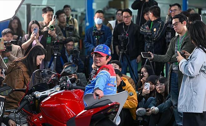 张雪凌晨怒发文：严惩团队！邀请被冒犯用户赴欧洲观战WSBK比赛 - 5
