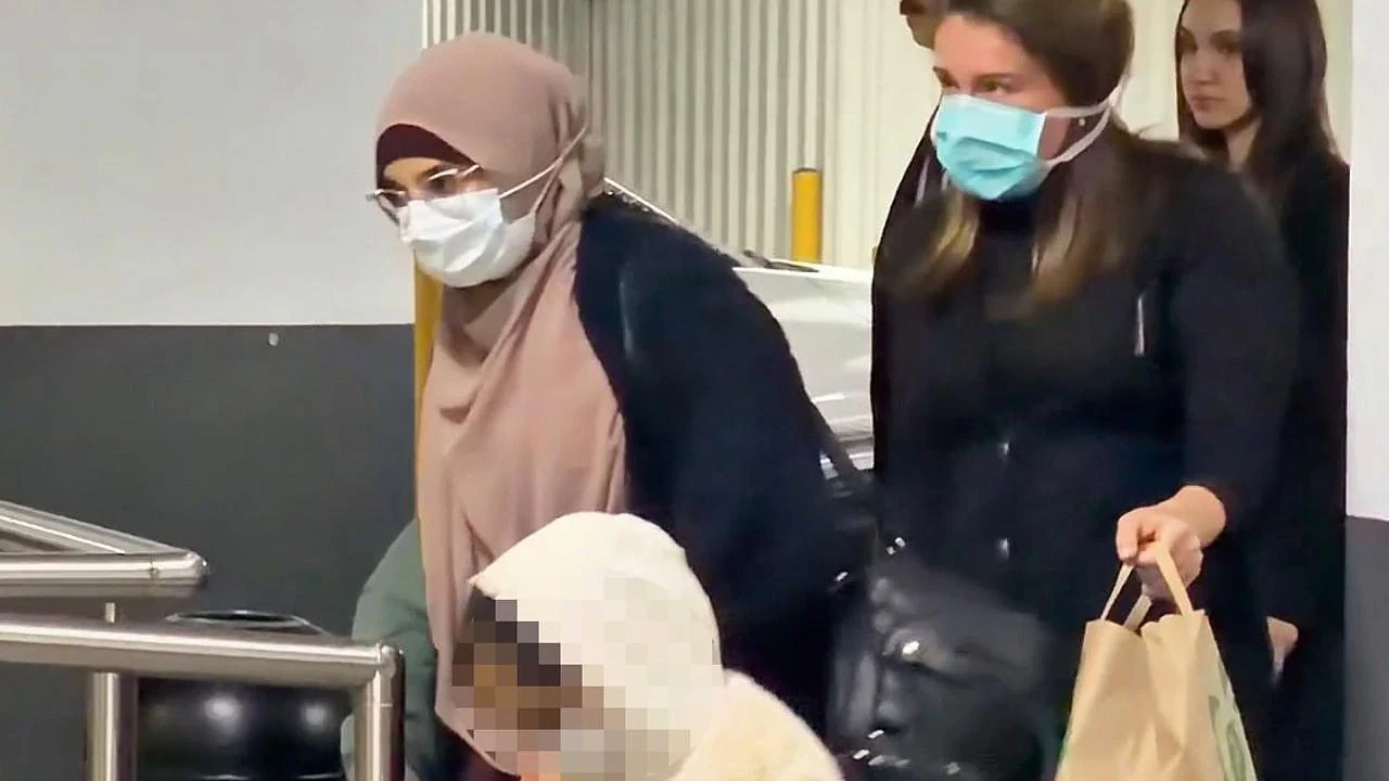 IS新娘被禁止入境澳洲！坚称遭诱骗洗脑，“想回国完成学业”（组图） - 6