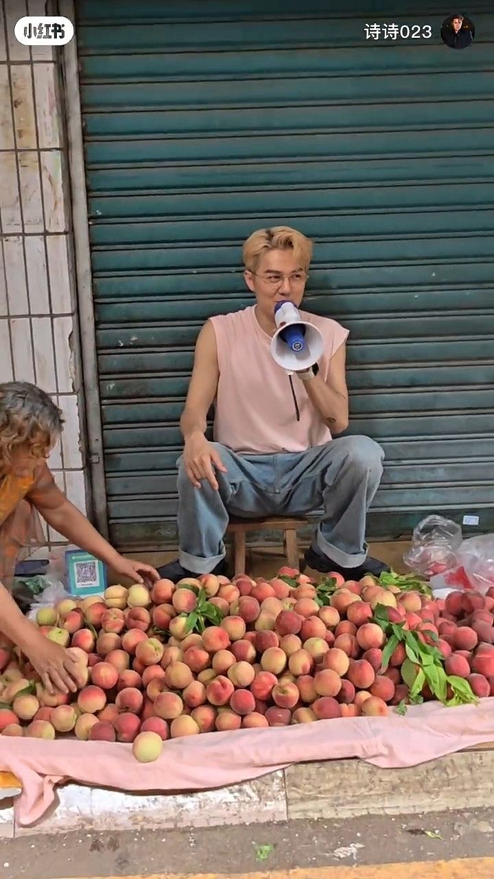 何超莲旧爱惊爆“暴瘦”内地街头摆地摊，背心底衫Look菜市场卖桃（组图） - 2