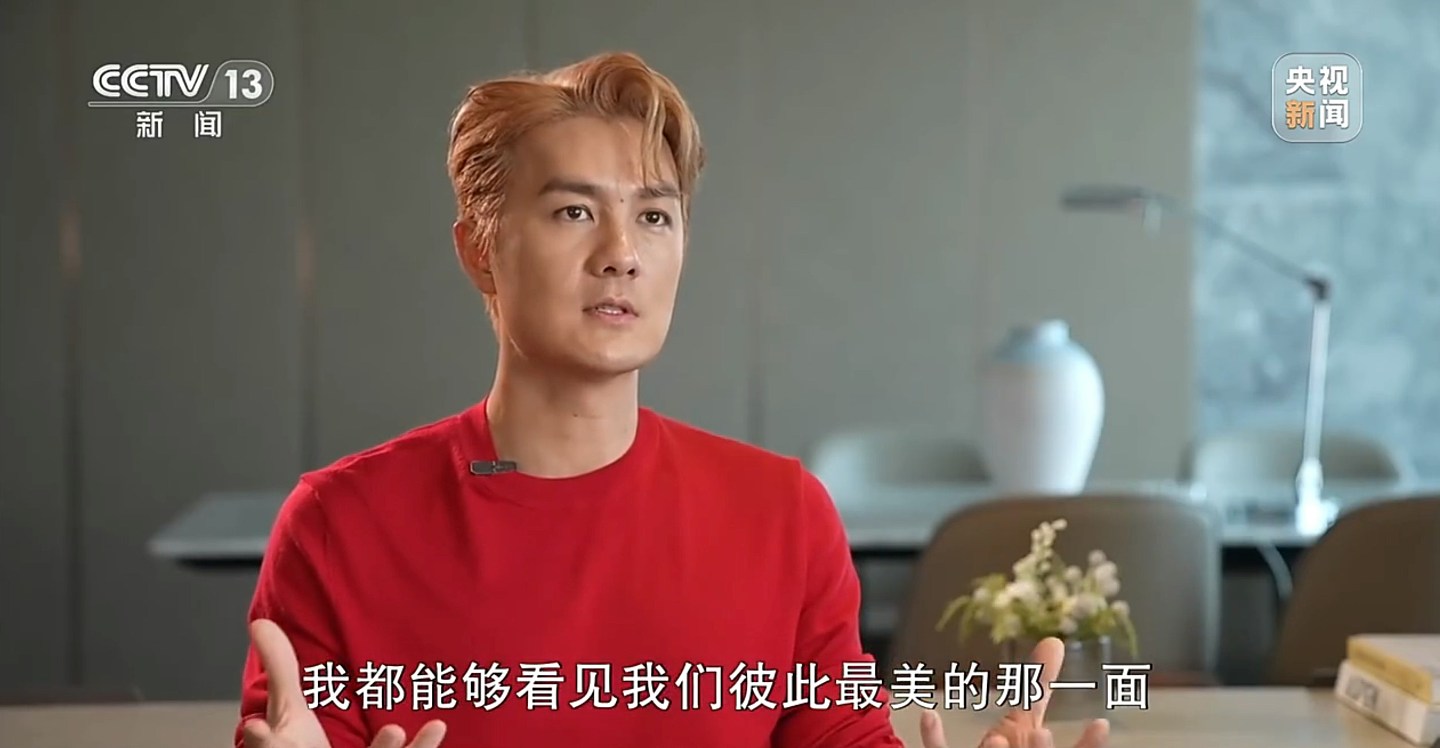 何超莲旧爱惊爆“暴瘦”内地街头摆地摊，背心底衫Look菜市场卖桃（组图） - 6