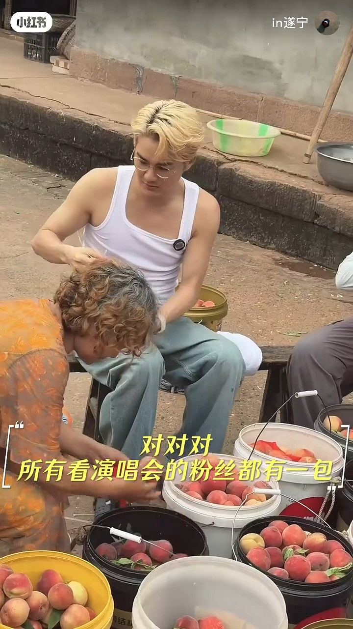 何超莲旧爱惊爆“暴瘦”内地街头摆地摊，背心底衫Look菜市场卖桃（组图） - 8