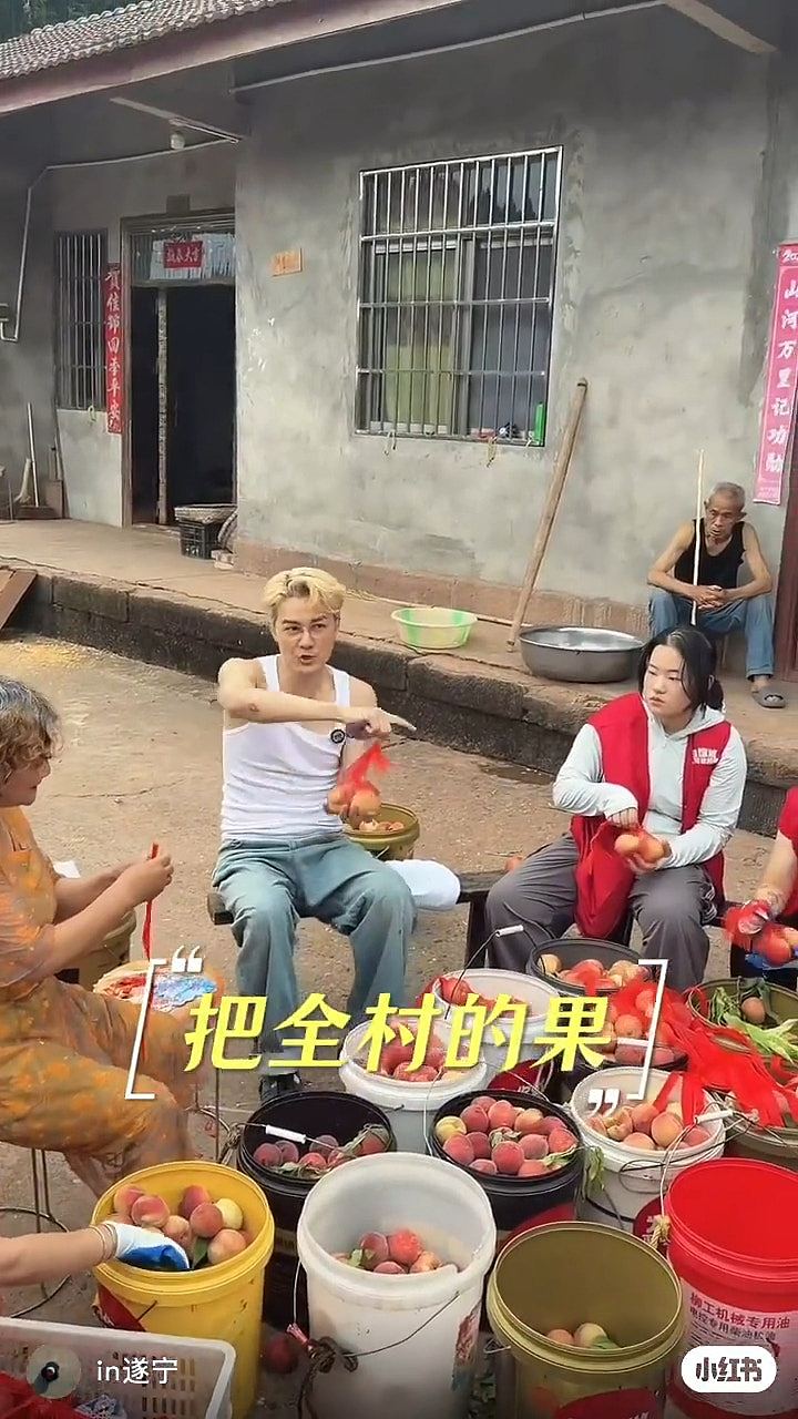 何超莲旧爱惊爆“暴瘦”内地街头摆地摊，背心底衫Look菜市场卖桃（组图） - 9