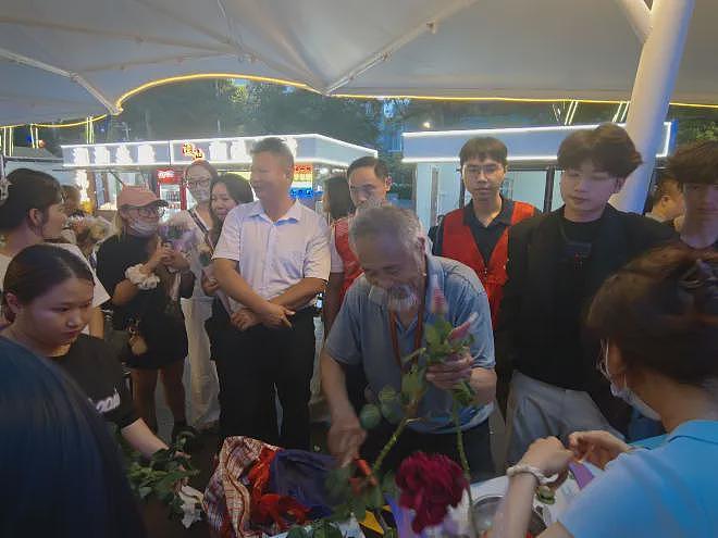 一夜爆红！深圳73岁老人摆摊，躺路边熟睡！有人凌晨光顾，有人专程蹲点 - 1