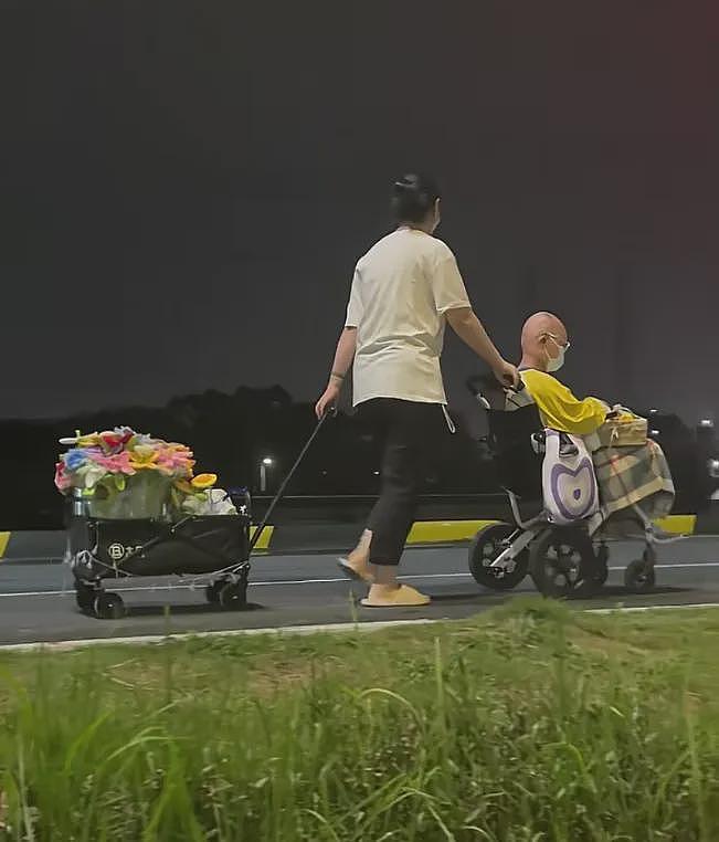 一夜爆红！深圳73岁老人摆摊，躺路边熟睡！有人凌晨光顾，有人专程蹲点 - 3