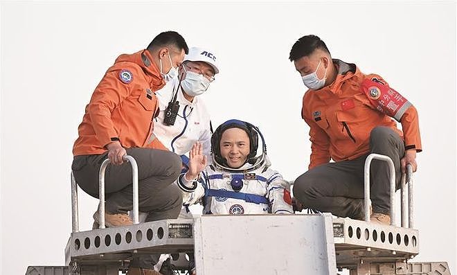 神舟二十二号成功着陆！外壳被烧黑背后航天员经历了啥 - 3