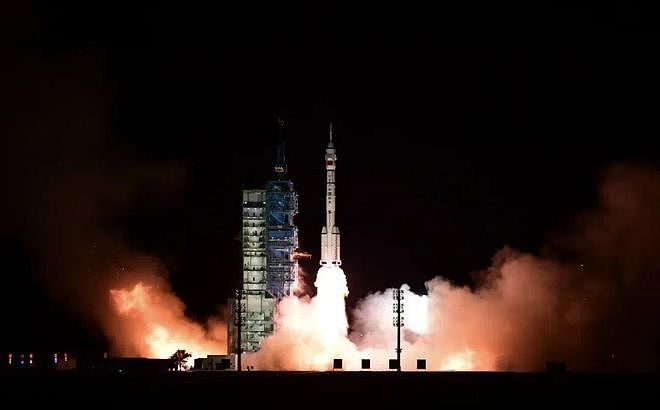 神舟二十二号成功着陆！外壳被烧黑背后航天员经历了啥 - 7