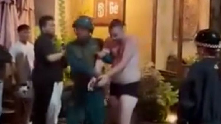 “限你们10秒离开！”澳洲游客只穿内裤，深夜大闹咖啡馆，疯狂打砸 - 1