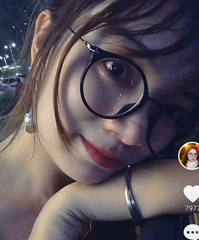 广东女教师跟投诉6次的家长应硬刚后续，直播时哭了 - 1