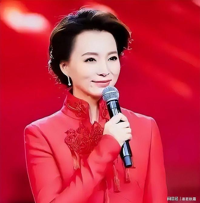 不顾母亲反对，执意嫁给小5岁且离婚带娃的密春雷，董卿后悔了吗 - 5