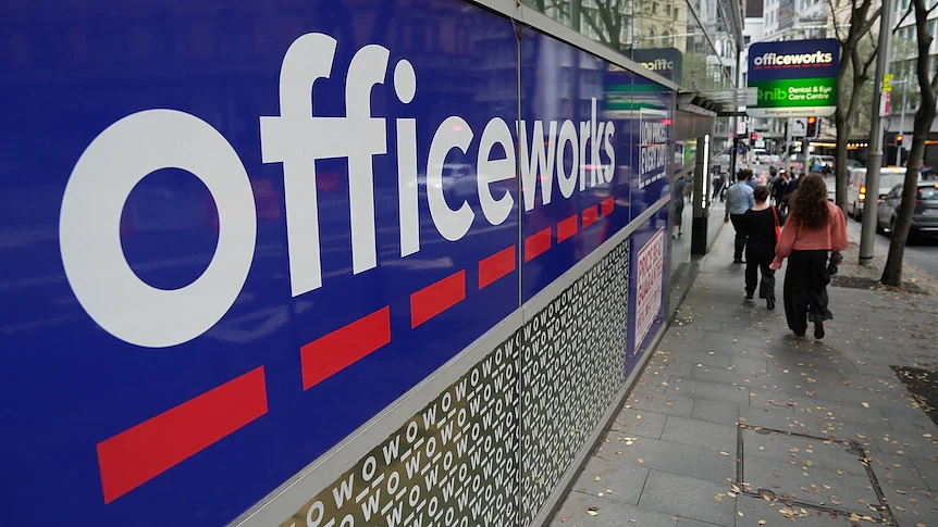 Officeworks计划将悉尼客服岗位外包，员工怒斥：完全是为了海外廉价劳工（组图） - 1