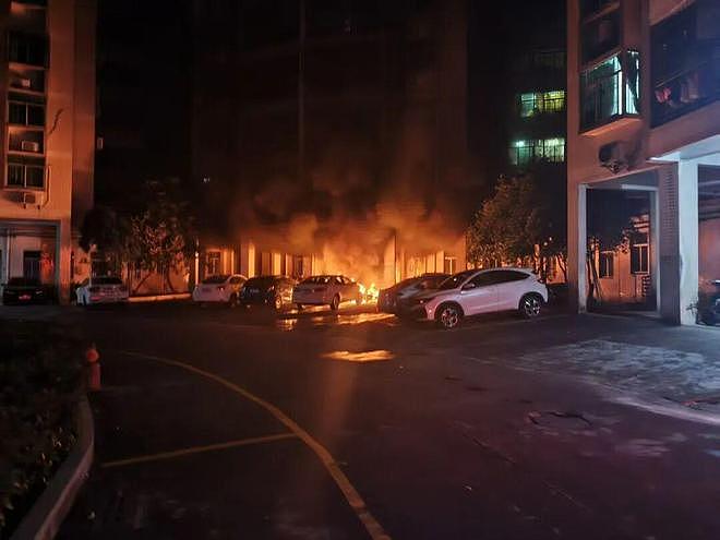 深夜“火烧连营”！广东一小区10余辆车烧剩“骨架”（组图） - 1