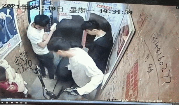 深夜“火烧连营”！广东一小区10余辆车烧剩“骨架”（组图） - 7