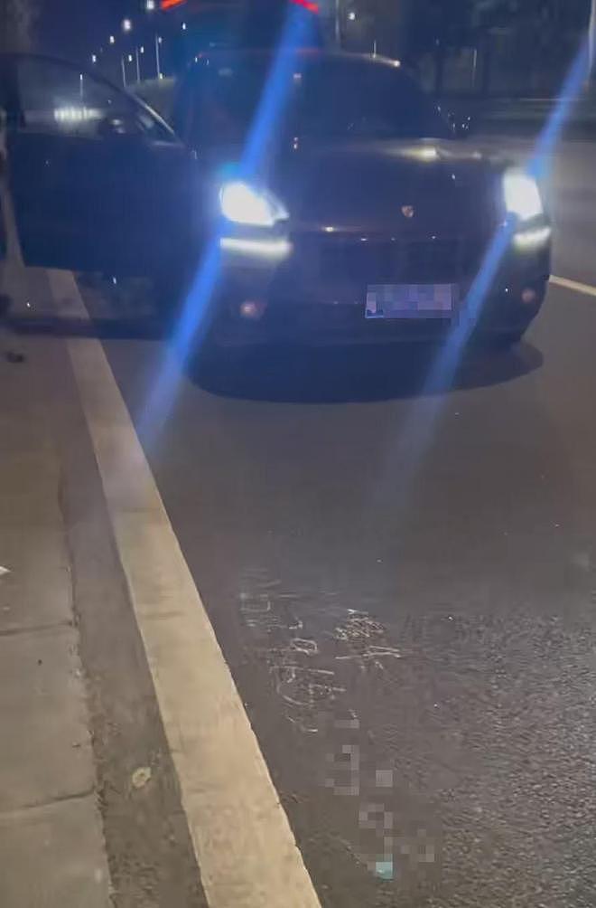 保时捷在广西一高速出口一天内两次被钉子扎，路面发现多个修车广告（组图） - 1