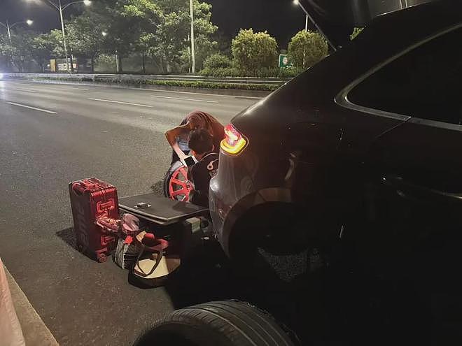 保时捷在广西一高速出口一天内两次被钉子扎，路面发现多个修车广告（组图） - 3