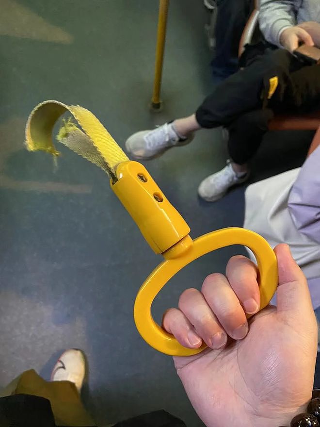 在北京的年轻人,怎么流行买地铁吊环了?(组图) - 3