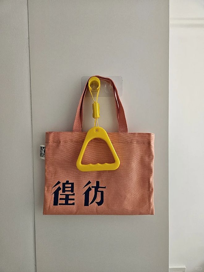 在北京的年轻人,怎么流行买地铁吊环了?(组图) - 7