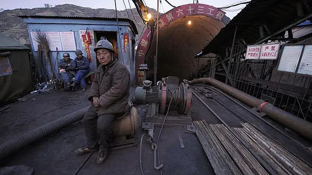 秘密隧道与非法劳工：中国煤难令人想起黑暗的过去（组图） - 4