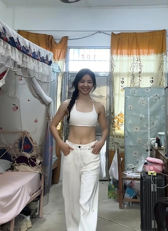 乡村女老师性感穿搭火了，内衣搭长裤，网友：你真不怕老光棍吗？（组图） - 2