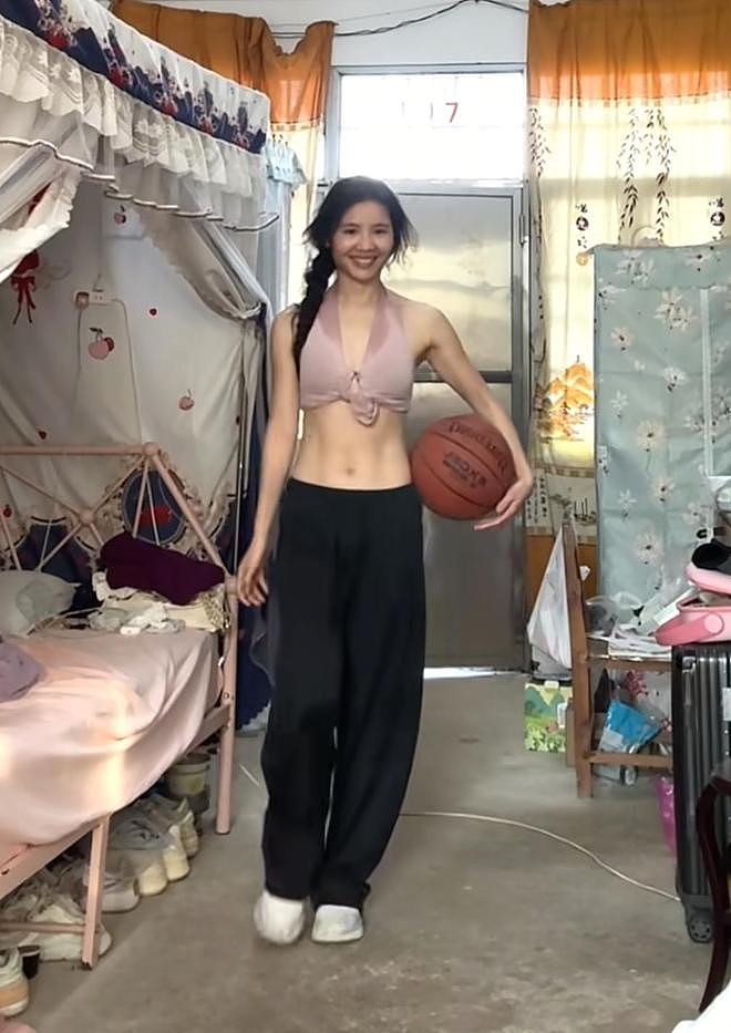 乡村女老师性感穿搭火了，内衣搭长裤，网友：你真不怕老光棍吗？（组图） - 4