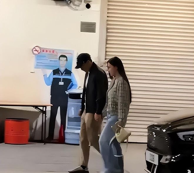 刘恺威新恋情曝光,女方胸挺屁股翘,两人十指紧扣大方与人打招呼(组图) - 3