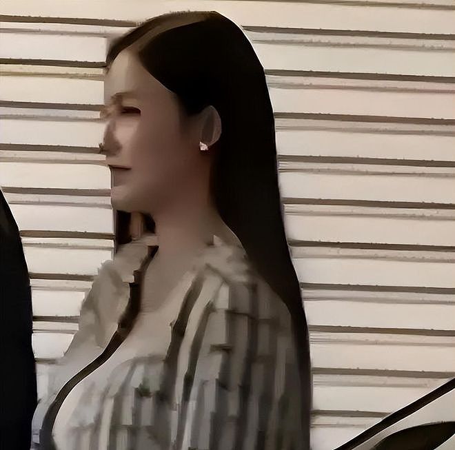 刘恺威新恋情曝光,女方胸挺屁股翘,两人十指紧扣大方与人打招呼(组图) - 4