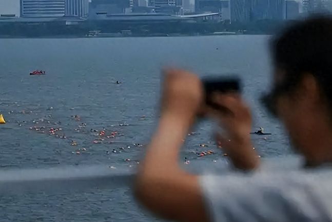 女选手泳衣移位被无码直播，近万人围观！主办方道歉，摄影师封杀（组图） - 1