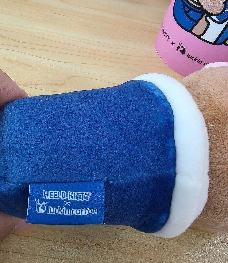 以为山寨版？瑞幸联名翻车，赠品拼成“HEELO Kitty”（图） - 1
