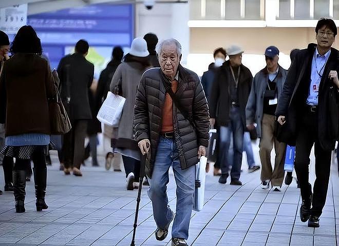 日本“恨老”已近疯狂！陷入老龄危机的日本，给中国人敲响了警钟 - 10
