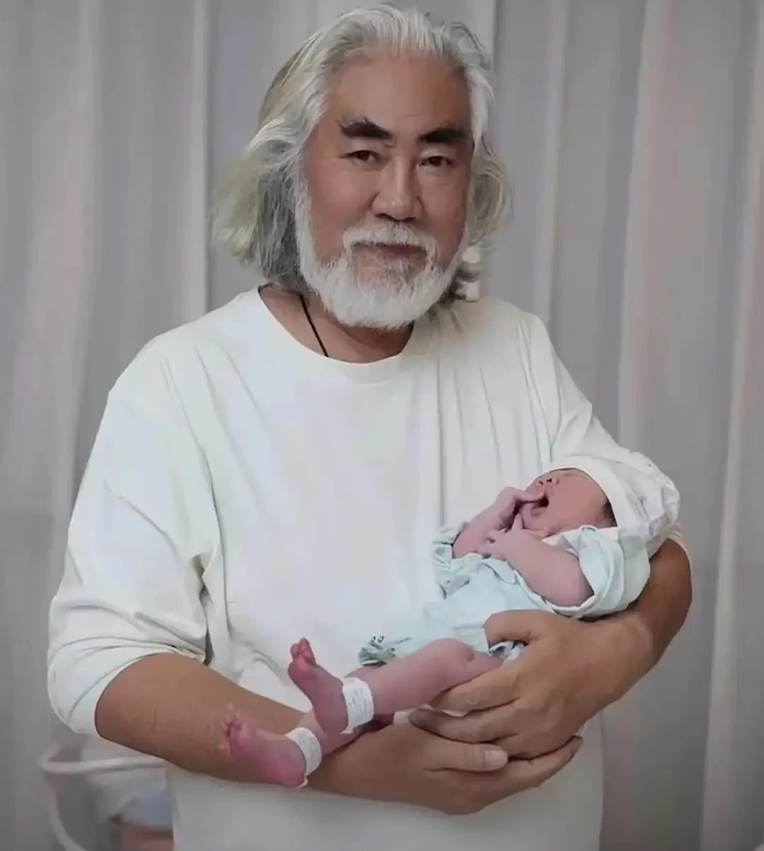 张纪中被曝婚内转移千万资产给小31岁现任（组图） - 15