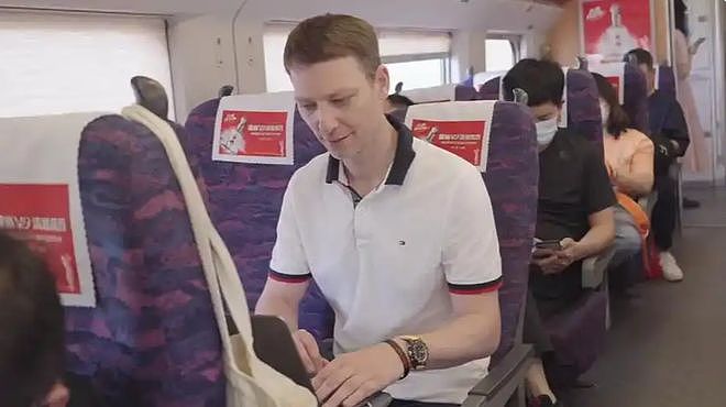 英国博主坐中国高铁连发十条推特破防：你们管时速350叫慢车？（组图） - 1