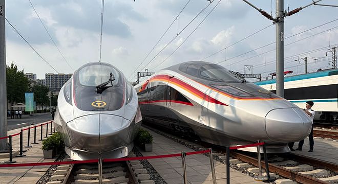 英国博主坐中国高铁连发十条推特破防：你们管时速350叫慢车？（组图） - 4