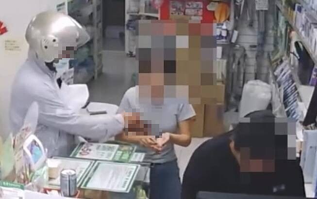 离谱画面曝光！趁女店员找钱，好色阿伯竟公然袭胸（组图） - 1