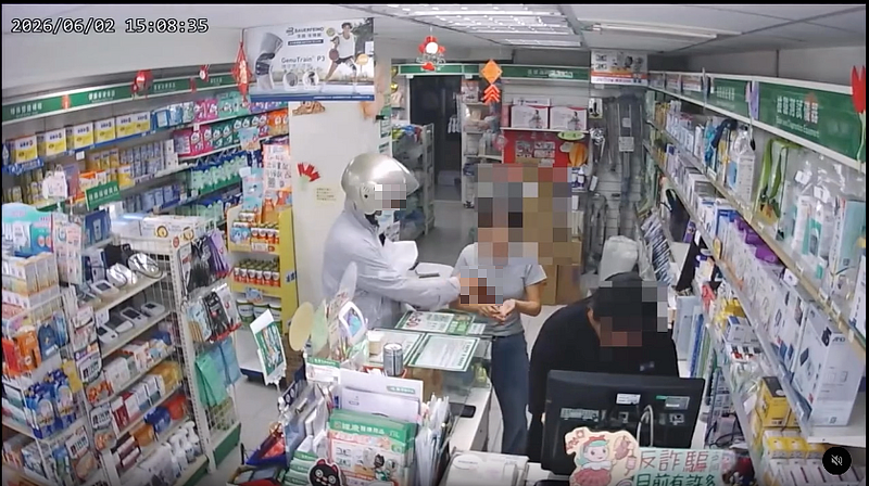 离谱画面曝光！趁女店员找钱，好色阿伯竟公然袭胸（组图） - 2