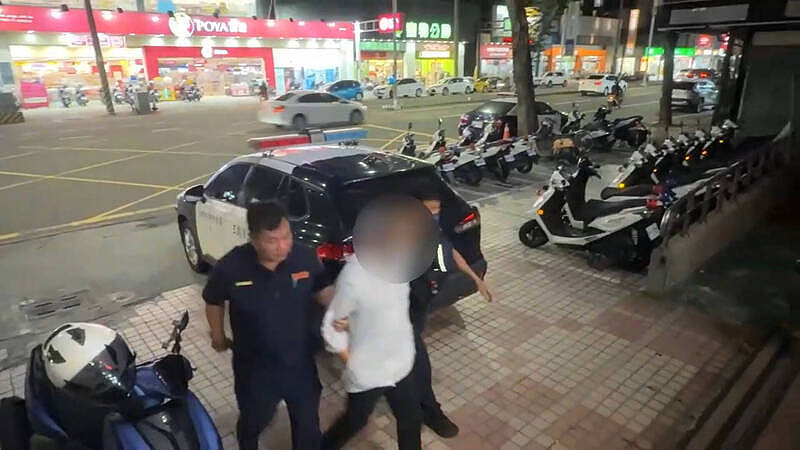 离谱画面曝光！趁女店员找钱，好色阿伯竟公然袭胸（组图） - 3