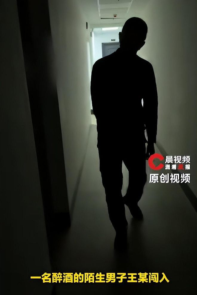 太嚣张！歹徒破门猥亵洗澡女子，按床上侵犯还叫嚣：报警也不怕（组图） - 2